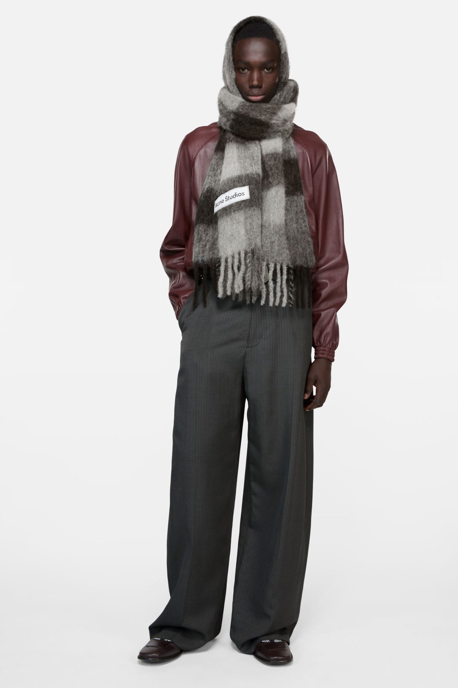Acne Studios マフラーの定番デザインと最新トレンド